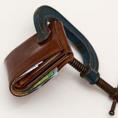 9 dicas para cortar gastos desnecessários (para quem gasta mais do que ganha)